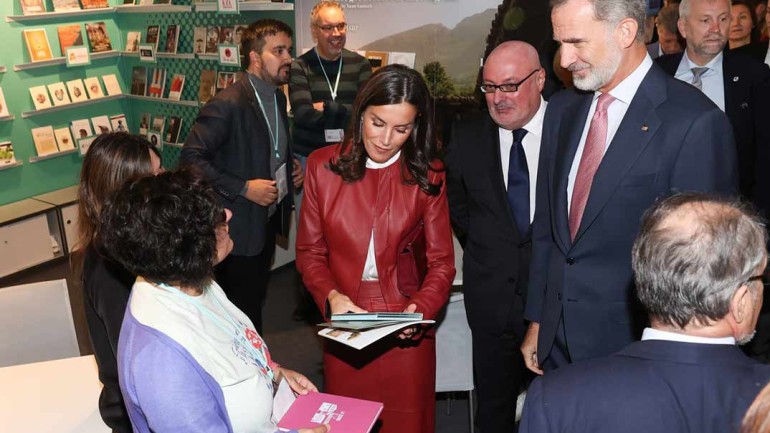 Letizia recupera la falda de cuero rojo que comparte con Meghan Markle