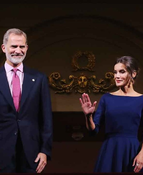 La reina Letizia deslumbra en el Teatro Real con un vestido con la espalda al aire