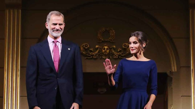 La reina Letizia deslumbra en el Teatro Real con un vestido con la espalda al aire