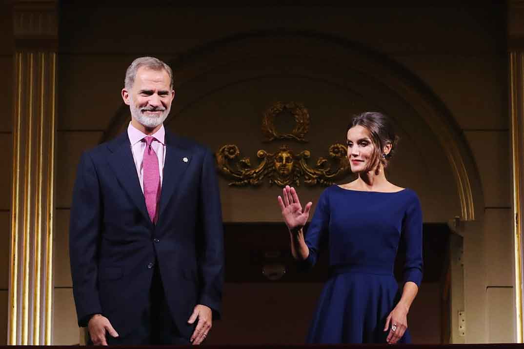 La reina Letizia deslumbra en el Teatro Real con un vestido con la espalda al aire