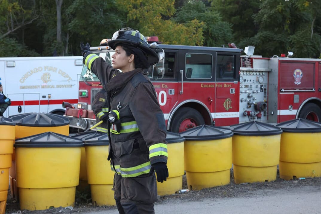 Chicago Fire 11x08 - Stella dirigiendo a sus hombres