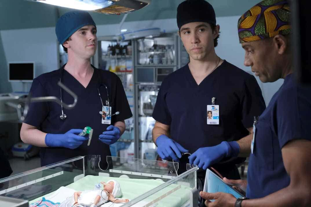 The Good Doctor Temporada 6 Capítulo 8 - Shaun y Daniel escuchan las instrucciones de Andrews