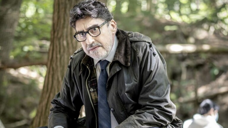 «Three Pines» con Alfred Molina – Estreno en AXN