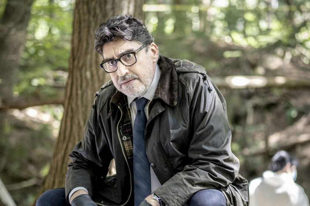 “Three Pines” con Alfred Molina – Estreno en AXN