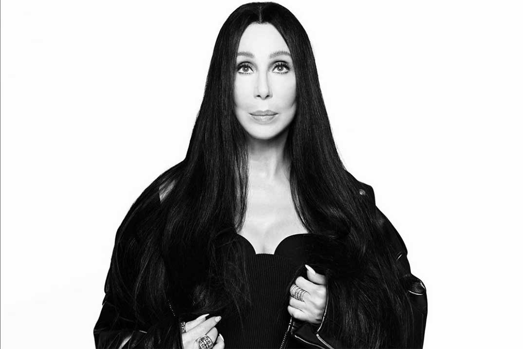 Cher defiende su relación con su nuevo novio, 40 años menor
