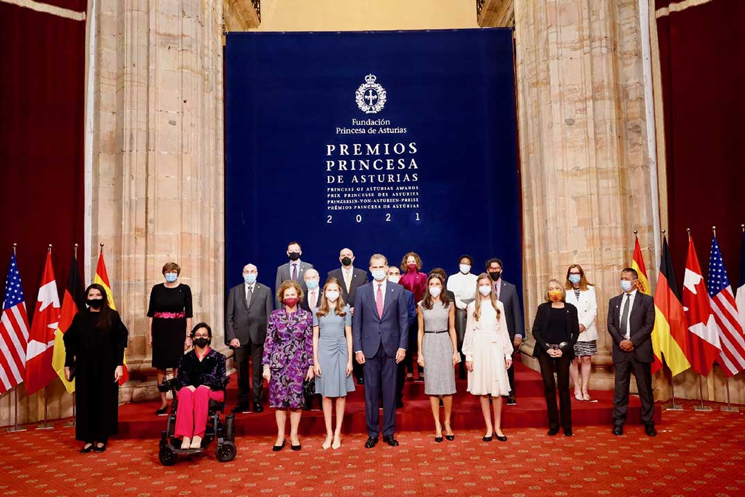 Reyes Felipe y Letizia con la princesa Leonor y la Infanta Sofía - Premios Princesa de Asturias 2021 © Casa Real S.M. El Rey