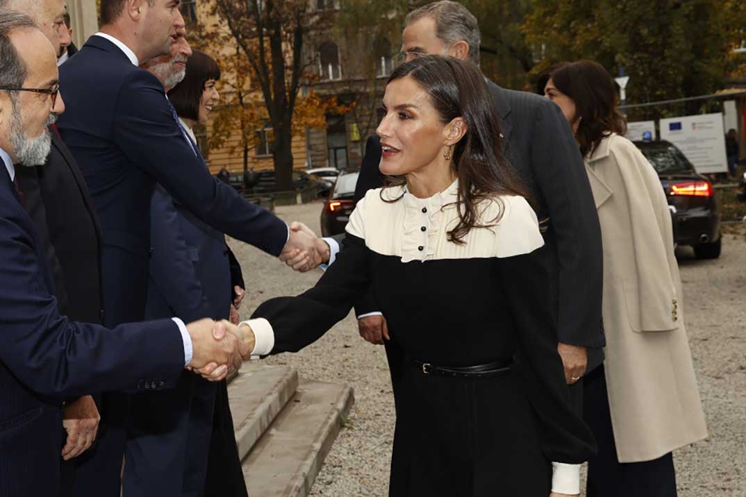 La reina Letizia estrena un mono bicolor de Teresa Helbig