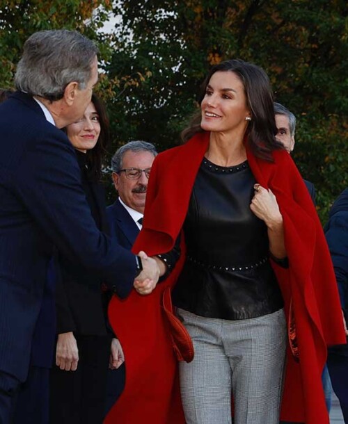 La reina Letizia con look de tachuelas y su color preferido, el rojo