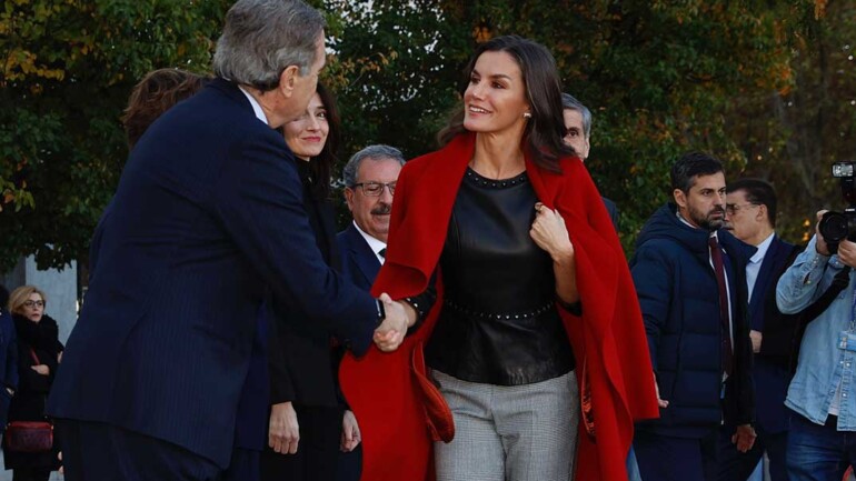 La reina Letizia con look de tachuelas y su color preferido, el rojo