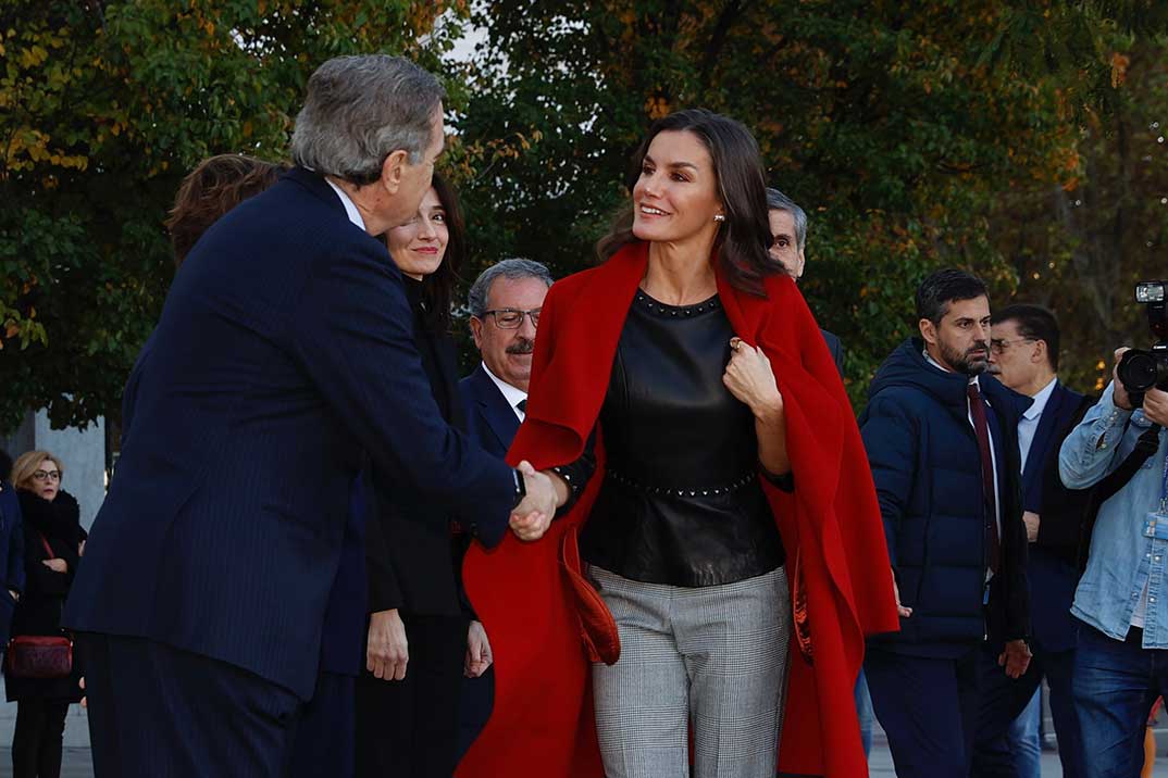 La reina Letizia con look de tachuelas y su color preferido, el rojo