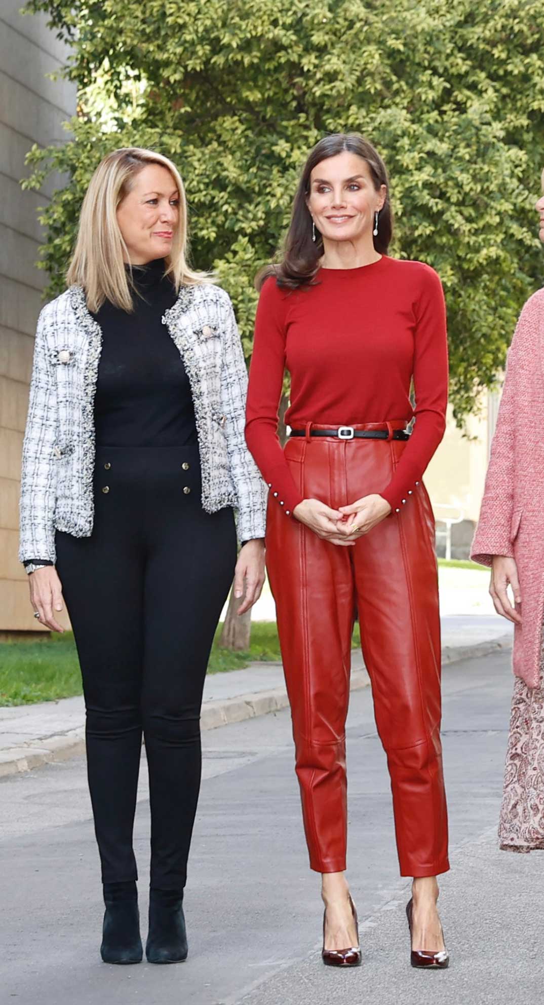 El look rompedor la reina Letizia, con pantalones de cuero rojo - magazinespain.com