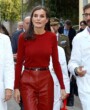 El look más rompedor de la reina Letizia, con pantalones de cuero rojo