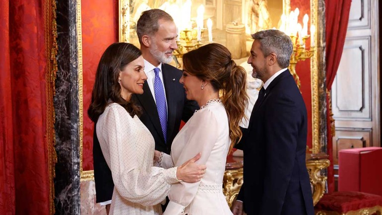 La reina Letizia recicla un look de Carolina Herrera de su hija Sofía