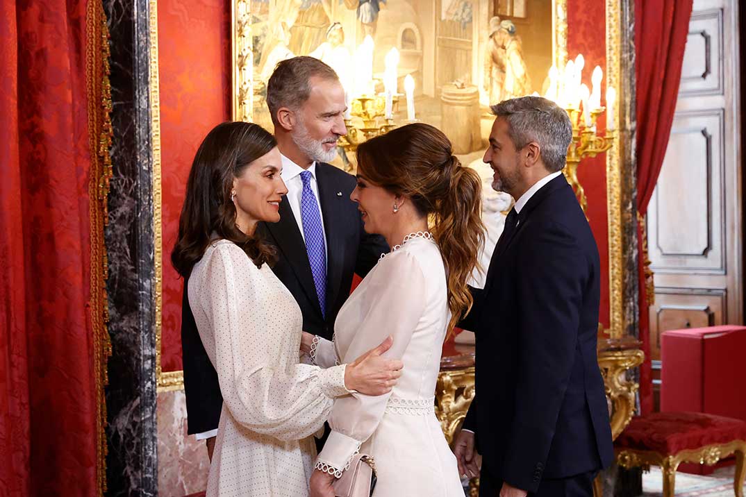 La reina Letizia recicla un look de Carolina Herrera de su hija Sofía