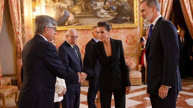 La reina Letizia recupera su esmoquin con plumas de Pertegaz