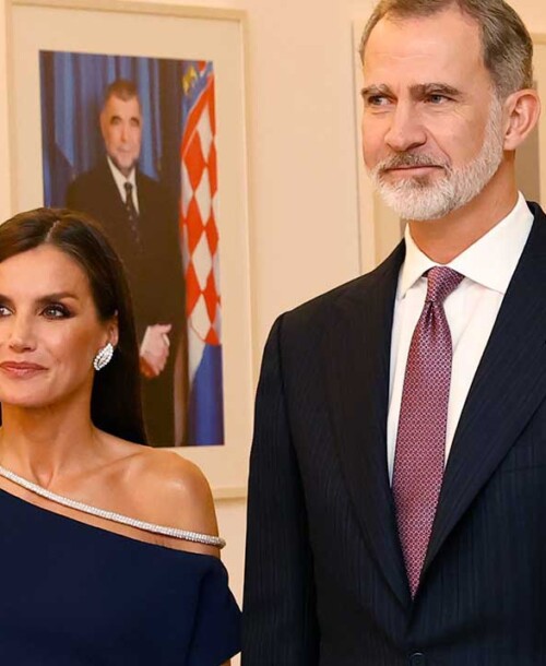 La reina Letizia luce unos históricos pendientes de diamantes de doña Sofía