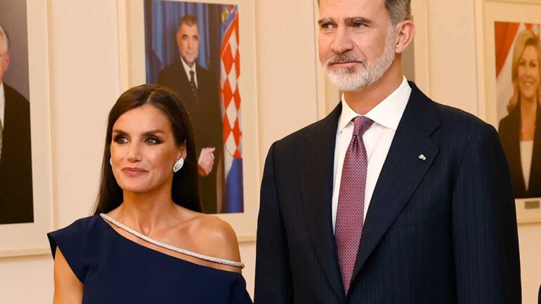 La reina Letizia luce unos históricos pendientes de diamantes de doña Sofía