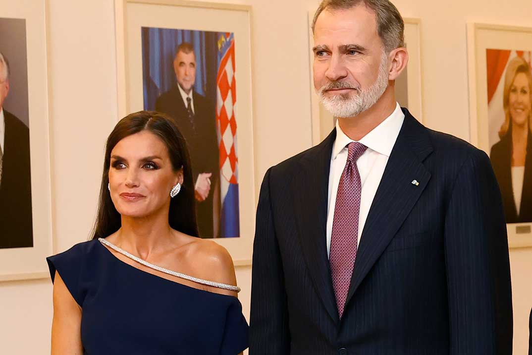 La reina Letizia luce unos históricos pendientes de diamantes de doña Sofía