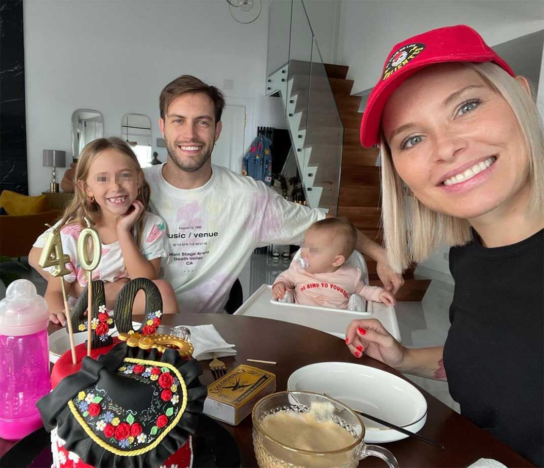 Soraya Arnelas y Miguel Ángel Herrera con sus hijas © Instagram