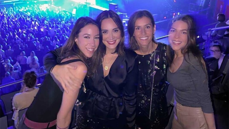 Tamara Falcó y Ana Boyer, lección de estilo en el concierto de Aitana