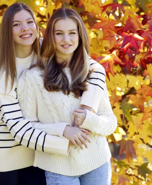 Leonor y Sofía, tiernamente abrazadas, protagonistas de la felicitación navideña de la Casa Real