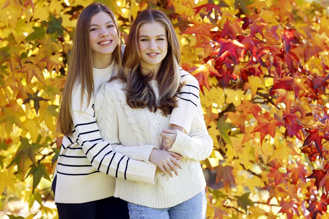 Leonor y Sofía, tiernamente abrazadas, protagonistas de la felicitación navideña de la Casa Real