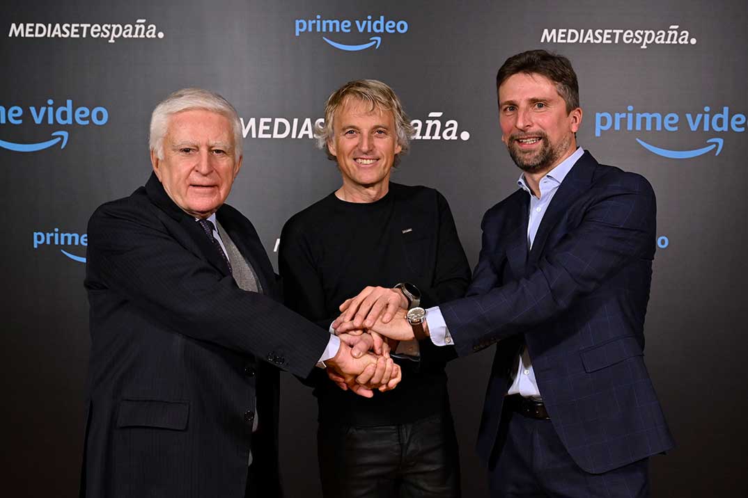 Paolo Vasile, consejero delegado de Mediaset España, Jesús Calleja y Ricardo Cabornero, director de Contenidos de Prime Video en España.