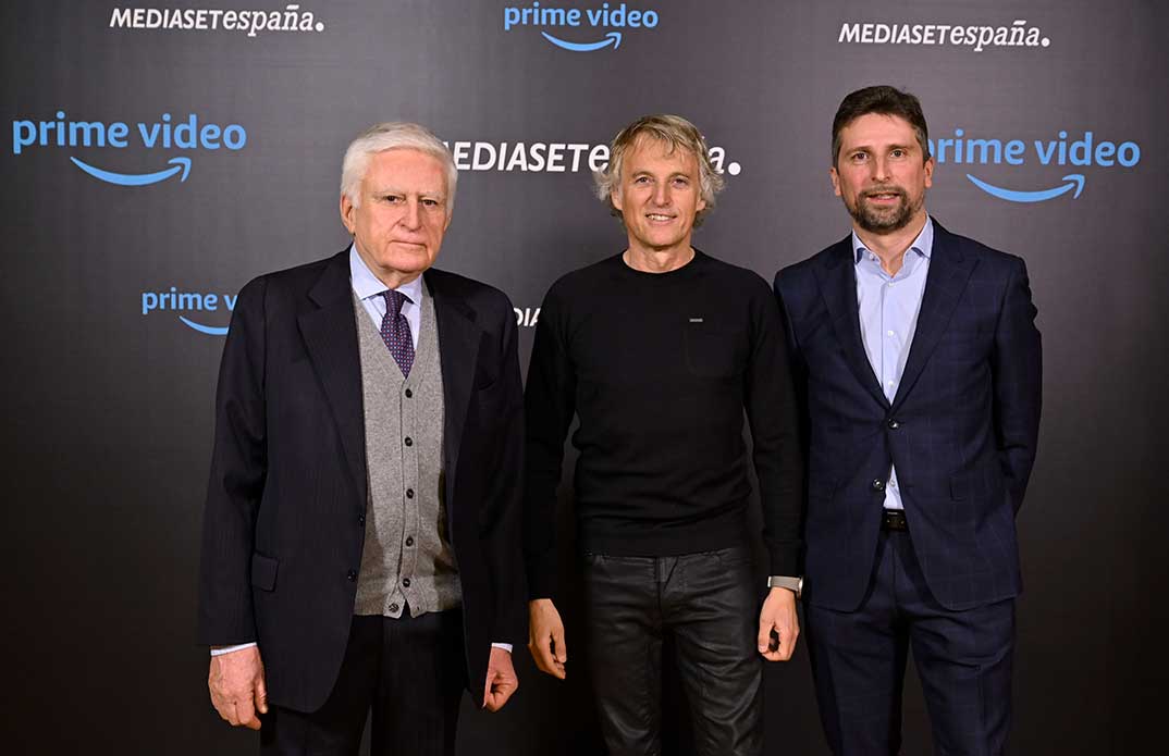 Paolo Vasile, consejero delegado de Mediaset España, Jesús Calleja y Ricardo Cabornero, director de Contenidos de Prime Video en España.