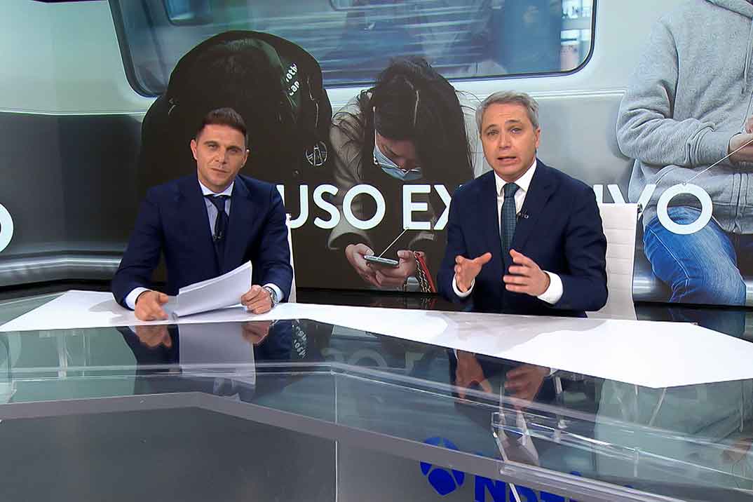 ‘Joaquín, El Novato’, presentador de informativos con Vicente Vallés