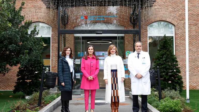 La reina Letizia apuesta todo al color rosa