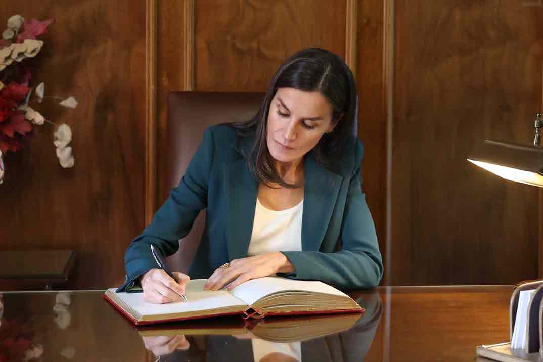 La reina Letizia vuelve al look working girl