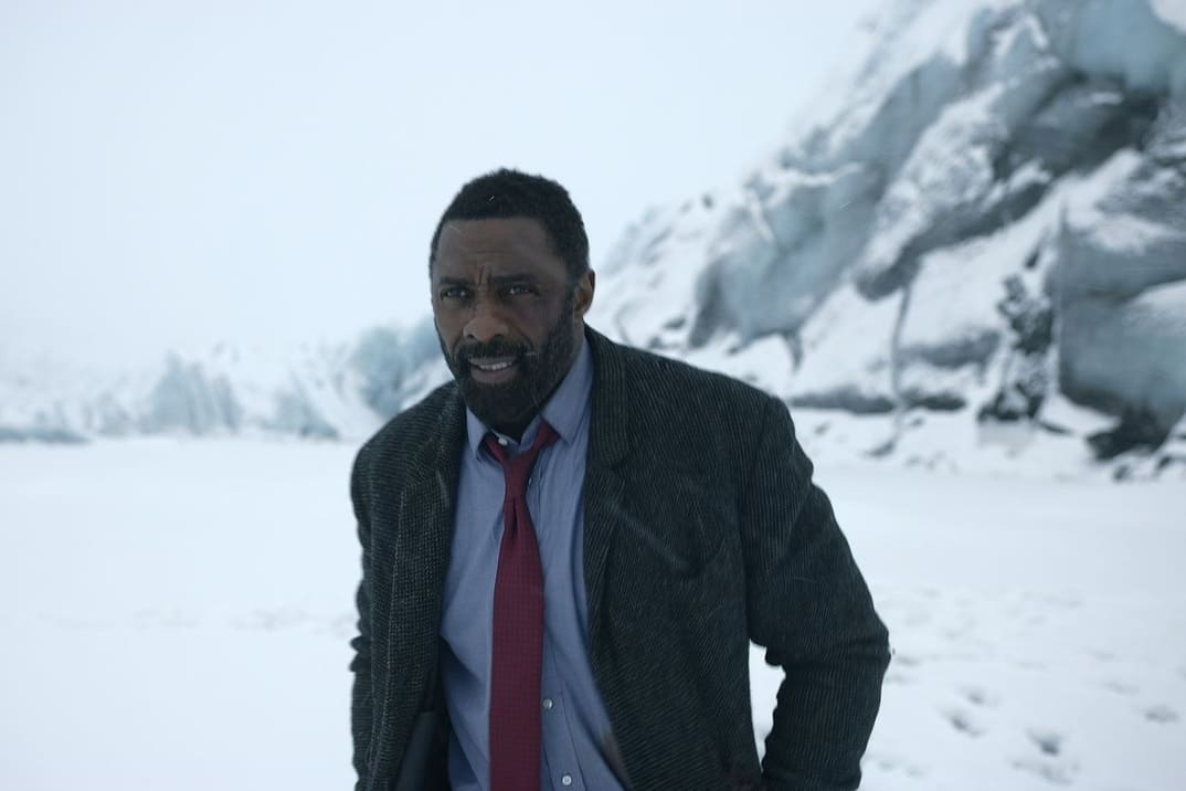 Película "Luther: el sol caído" - John Luther en mitad de un paisaje nevado