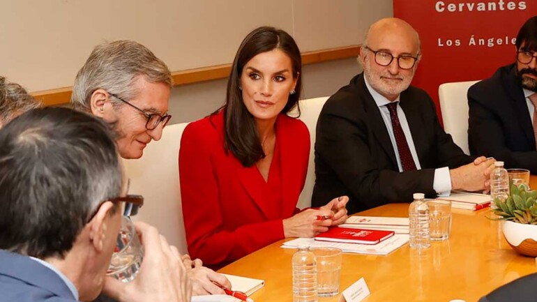 La reina Letizia apuesta por el rojo para su primera parada en Los Ángeles