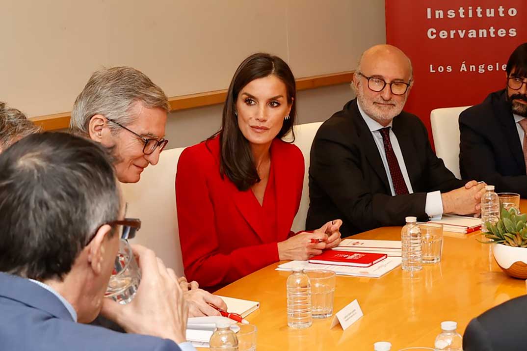 La reina Letizia apuesta por el rojo para su primera parada en Los Ángeles