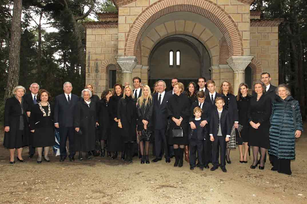 Constantino de Grecia junto a su esposa Ana María y sus hermanas, doña Sofía e Irene con la familia real griega © Casa Real S.M. El Rey