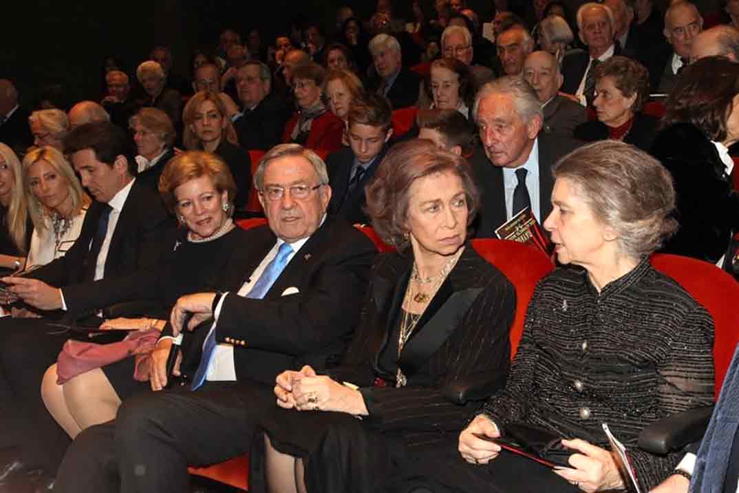 Constantino de Grecia junto a su esposa Ana María y sus hermanas, doña Sofía e Irene © Casa Real S.M. El Rey