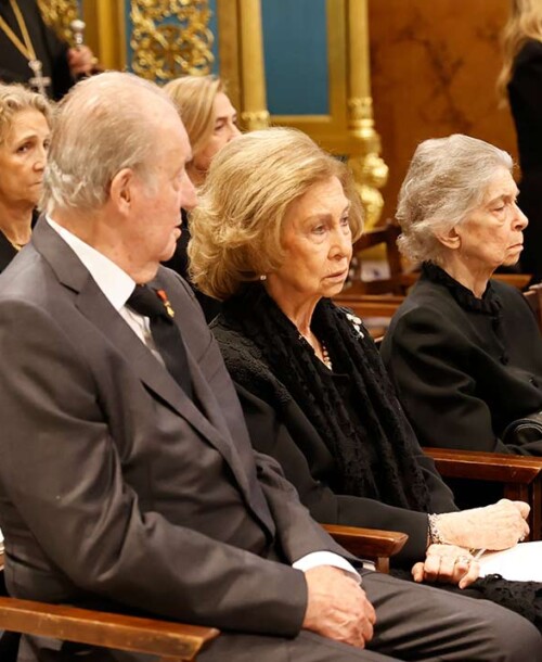 La reina Sofía, arropada por su familia, en el último adiós a su hermano Constantino