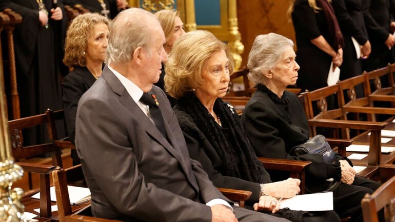 La reina Sofía, arropada por su familia, en el último adiós a su hermano Constantino