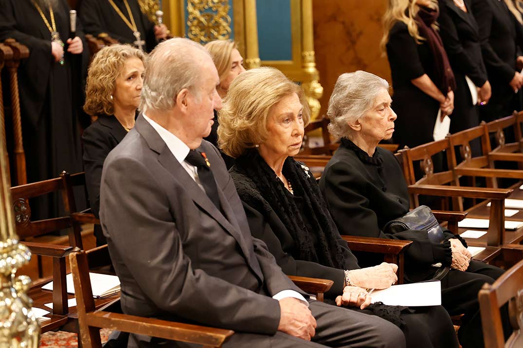 La reina Sofía, arropada por su familia, en el último adiós a su hermano Constantino