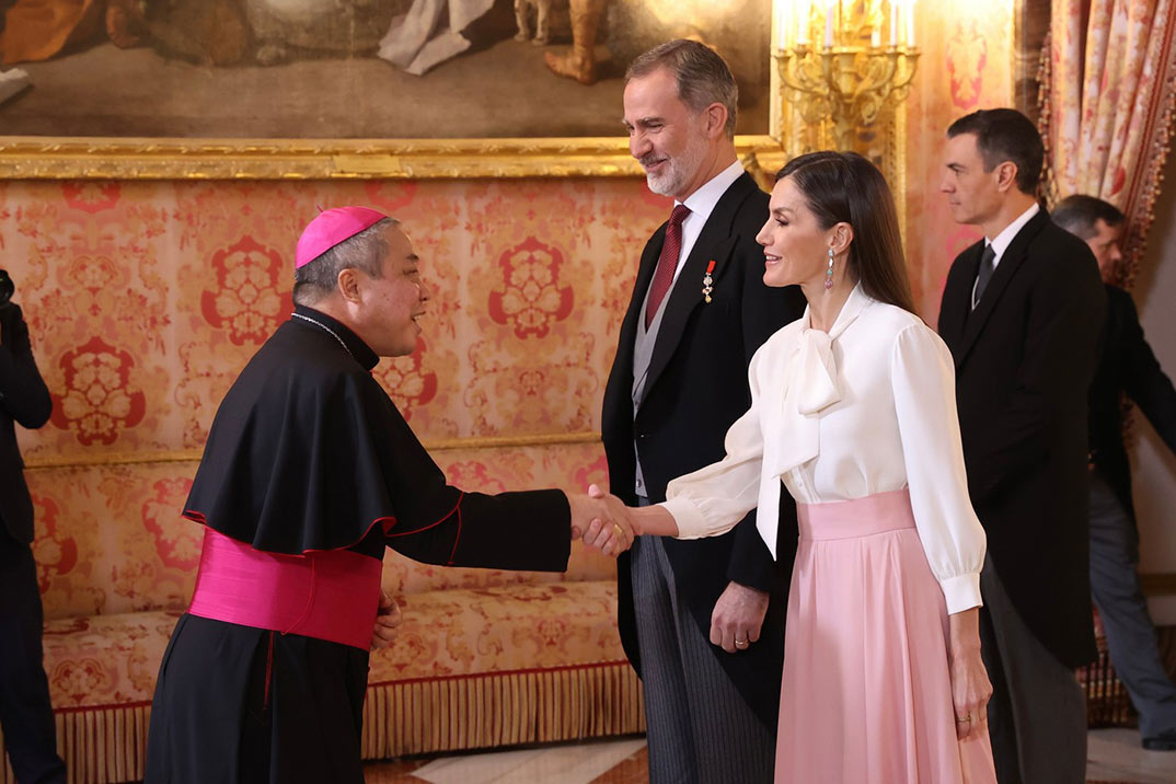 La reina Letizia apuesta por un look muy romántico