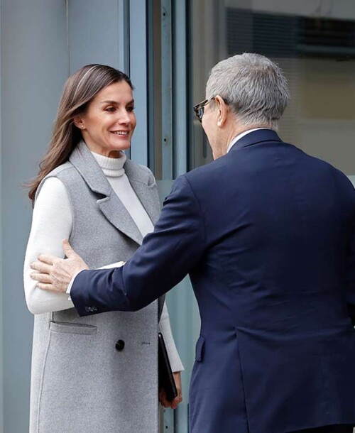 La reina Letizia estrena un abrigo sin mangas de Roberto Verino