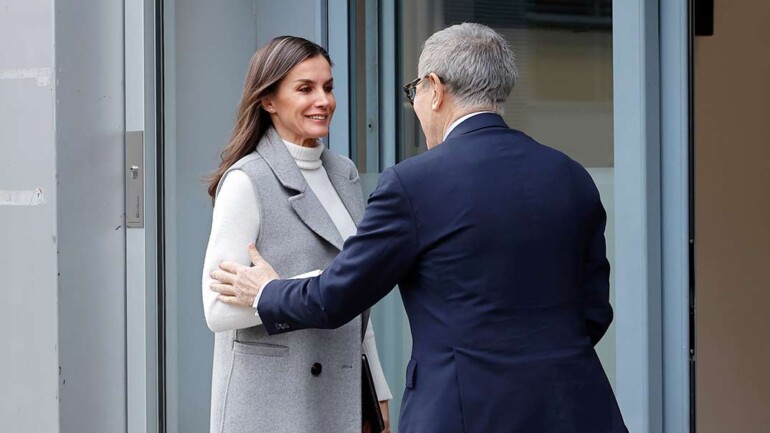 La reina Letizia estrena un abrigo sin mangas de Roberto Verino