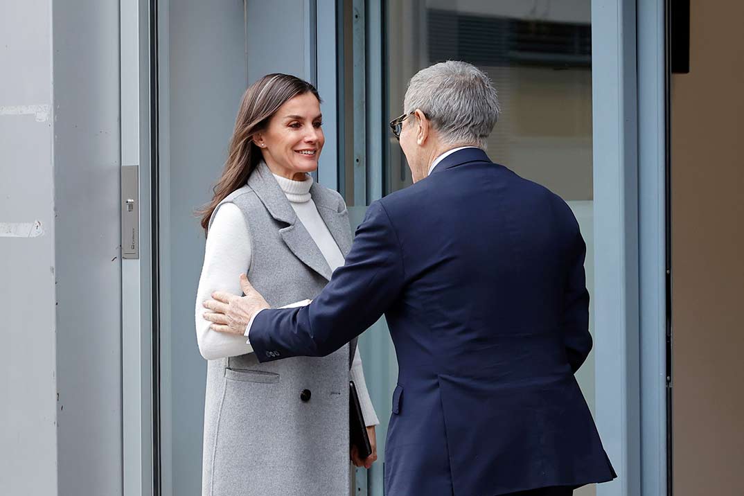 La reina Letizia estrena un abrigo sin mangas de Roberto Verino