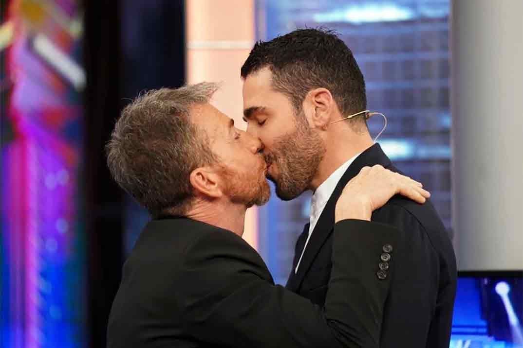 El apasionado beso de Miguel Ángel Silvestre y Pablo Motos