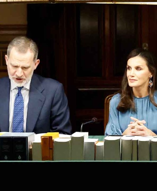 El perfecto look invernal de la reina Letizia: falda de cuero, blusa satinada y pendientes boho