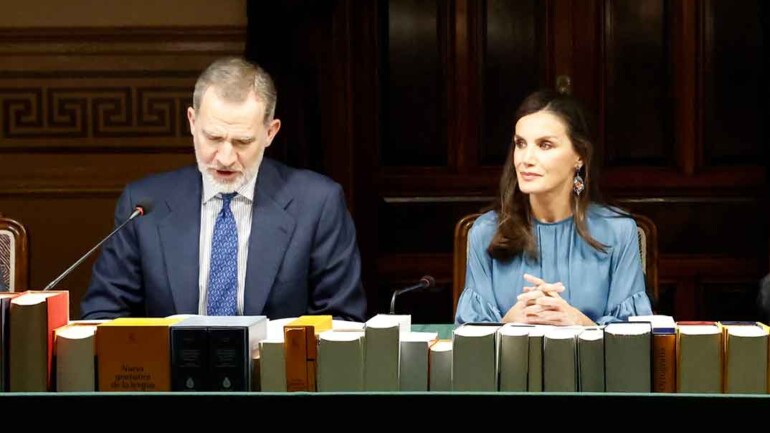 El perfecto look invernal de la reina Letizia: falda de cuero, blusa satinada y pendientes boho