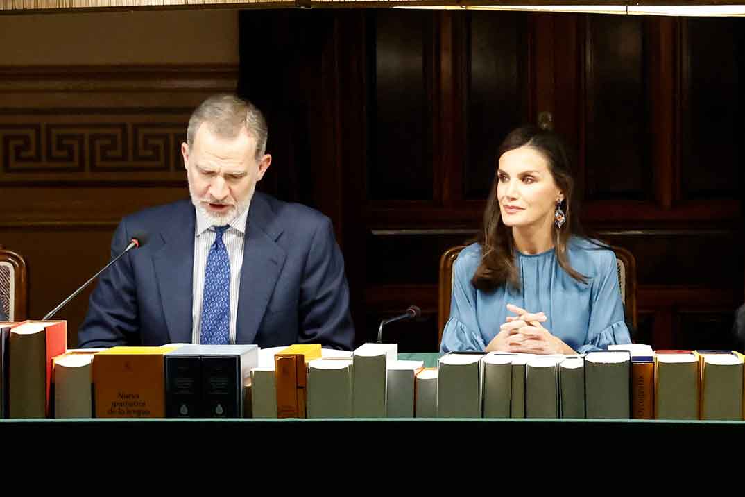 El perfecto look invernal de la reina Letizia: falda de cuero, blusa satinada y pendientes boho