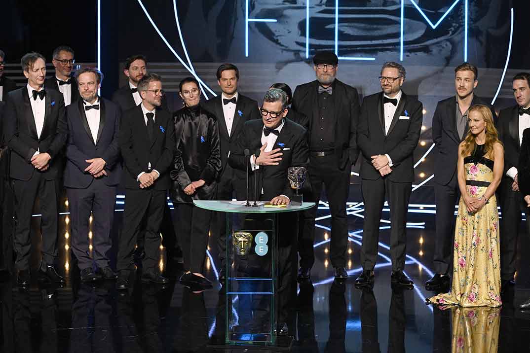 L-R) Hauschka, Frank Petzold, Viktor Prasil, Christian M Goldbeck, Lisy Christl, Malte Grunert, Ian Stokell, Sven Budelmann, Albrecht Schuch, Lesley Paterson y James Friend - Sin novedad en el frente © Photo by Stuart Wilson/BAFTA/Getty Images for BAFTA