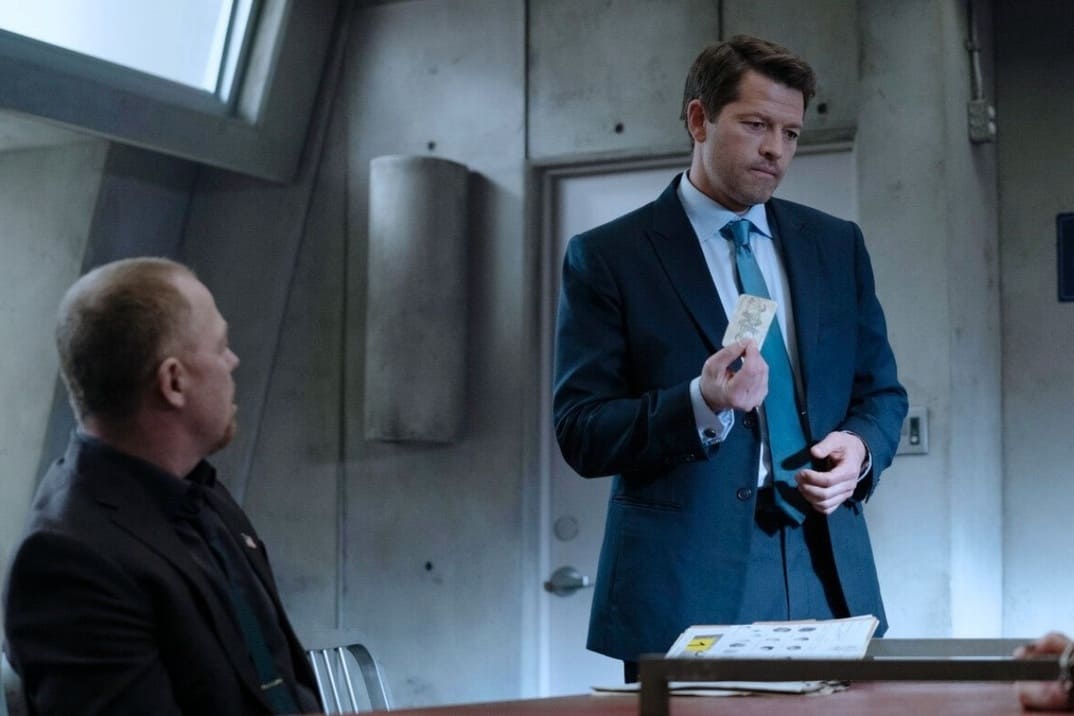 "Gotham knights" temporada 1 - imagen promocional con Misha Collins