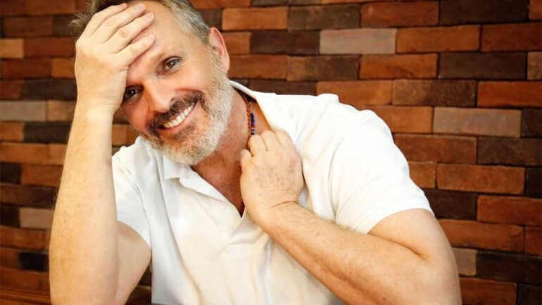 Miguel Bosé asaltado en su casa de México por diez encapuchados